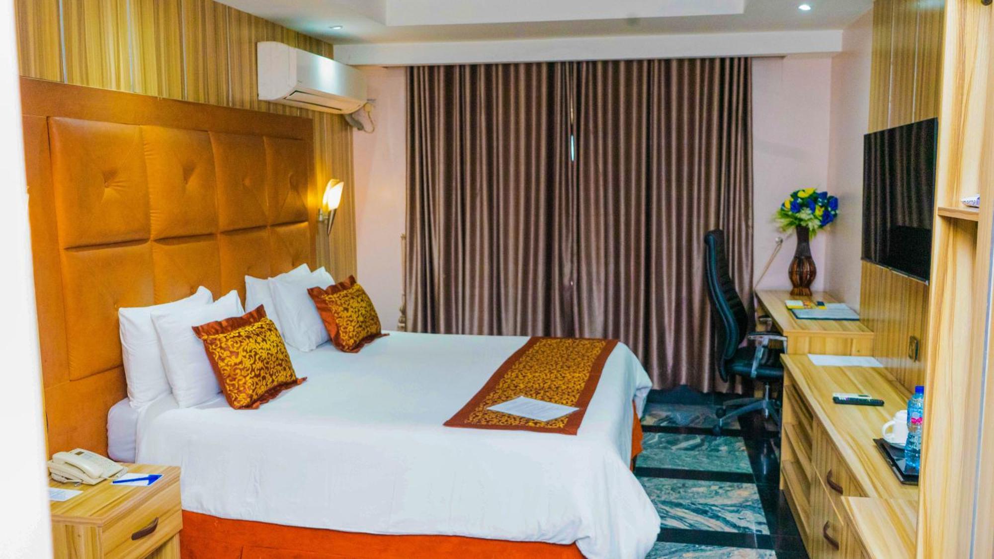 Golden Tulip Hotel- Evergreen ポートハーコート エクステリア 写真